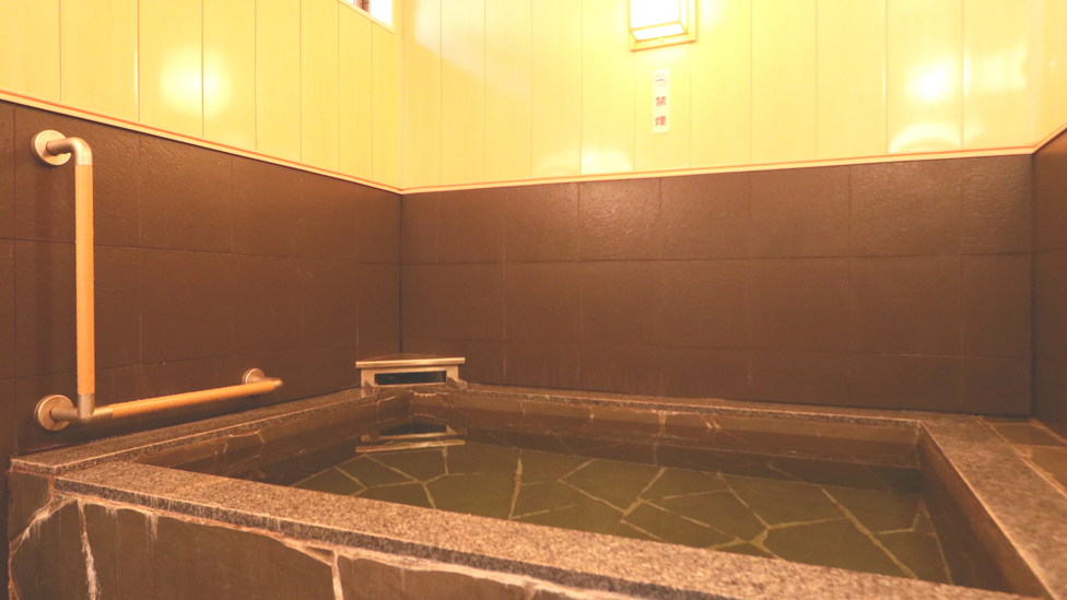 本館お風呂2タイプあります。重厚感のある石風呂が人気です