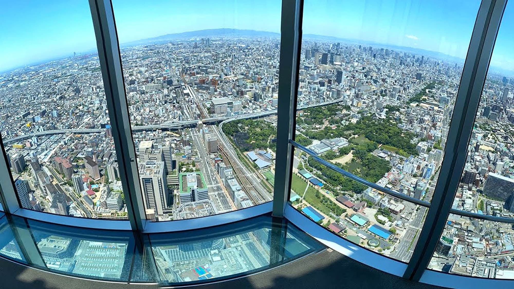 【あべのハルカス】地上300m！ 日本一高いビルです。ホテルより車／ 電車で15分。