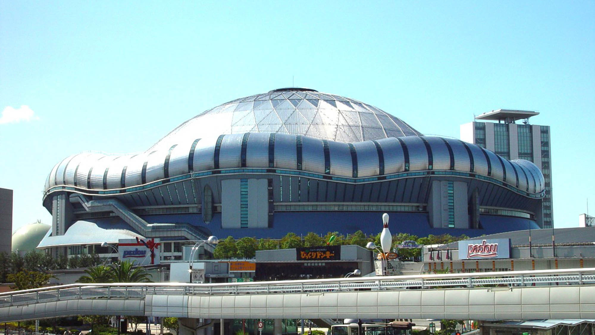【京セラドーム】日本で3番目に建設されたドーム球場。ホテルより車で15分 ／電車で20分。