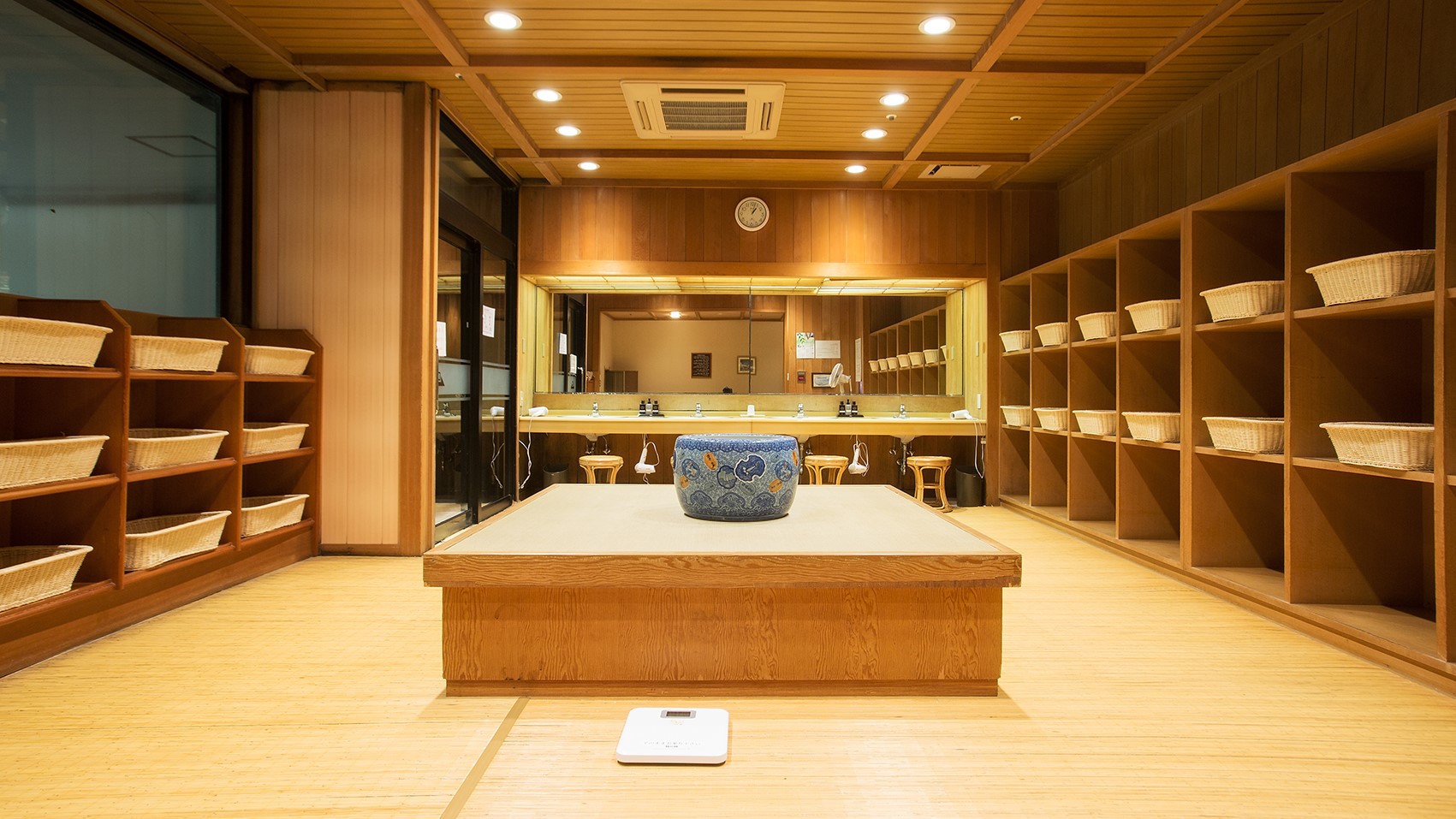 男女別内風呂「豊沢の湯」脱衣場