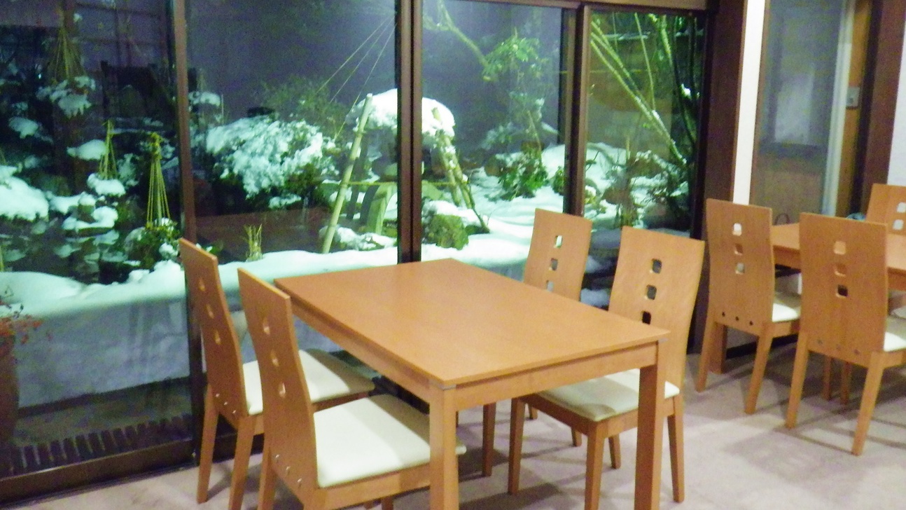 *お食事処/2013年改装！綺麗で快適な空間で、中庭を眺めながらお食事をお楽しみ下さい。
