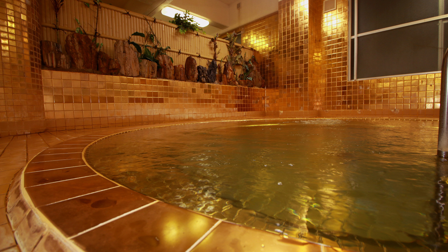 豊富な湯量の天然温泉は黄金で肌あたりも柔らかく感じます