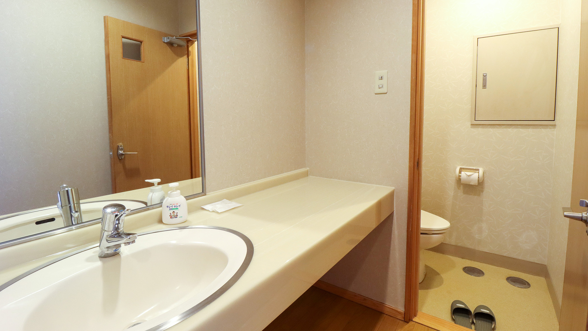 #和室10〜12畳T付広々とした洗面スペースとトイレを完備