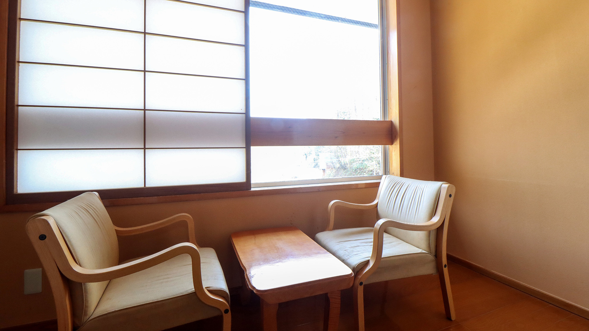 #和室8〜10畳やさしい光が差し込む大きな窓