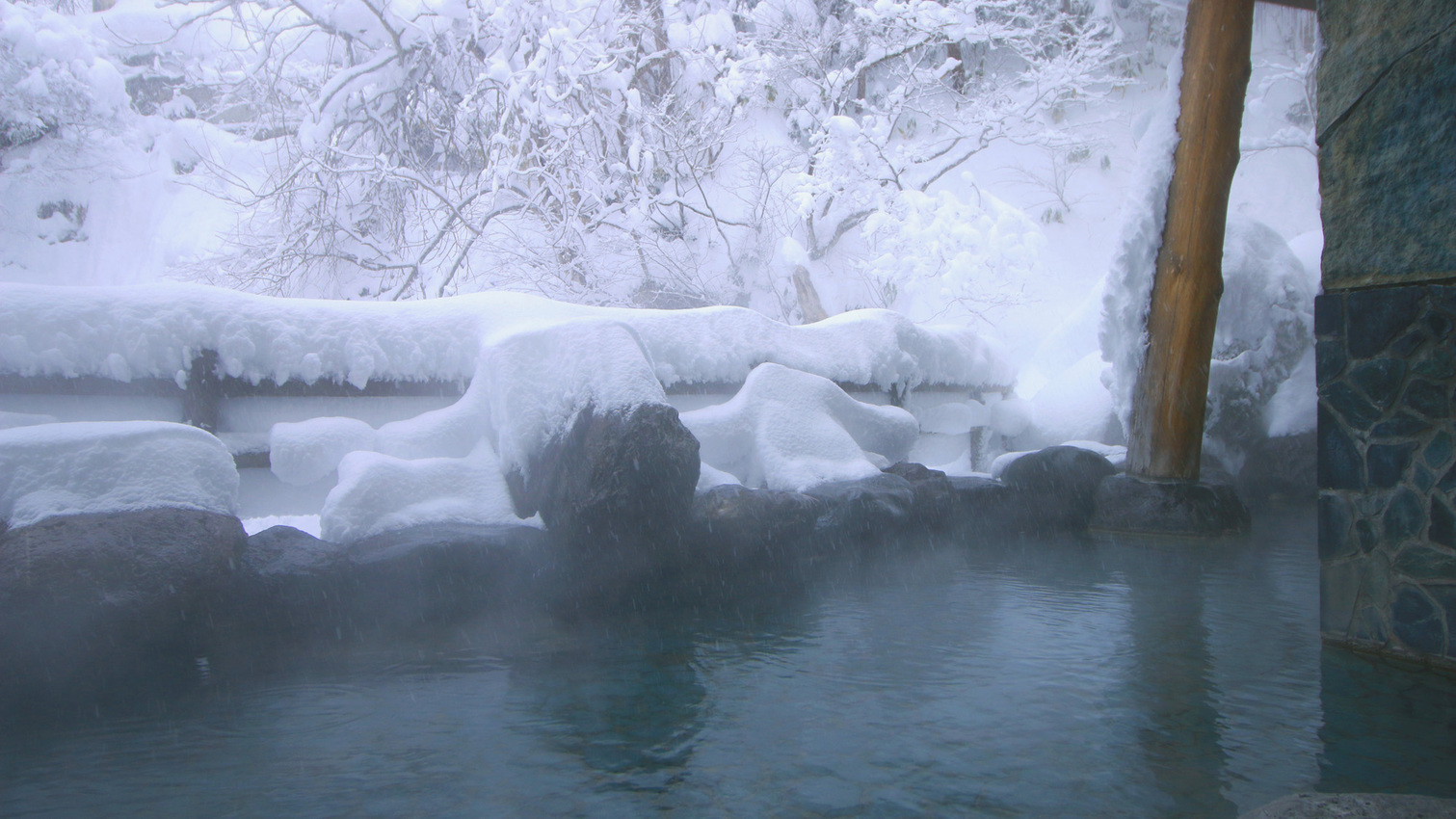 冬の露天風呂雪景色とともに雪も感じながらお楽しみください ♪