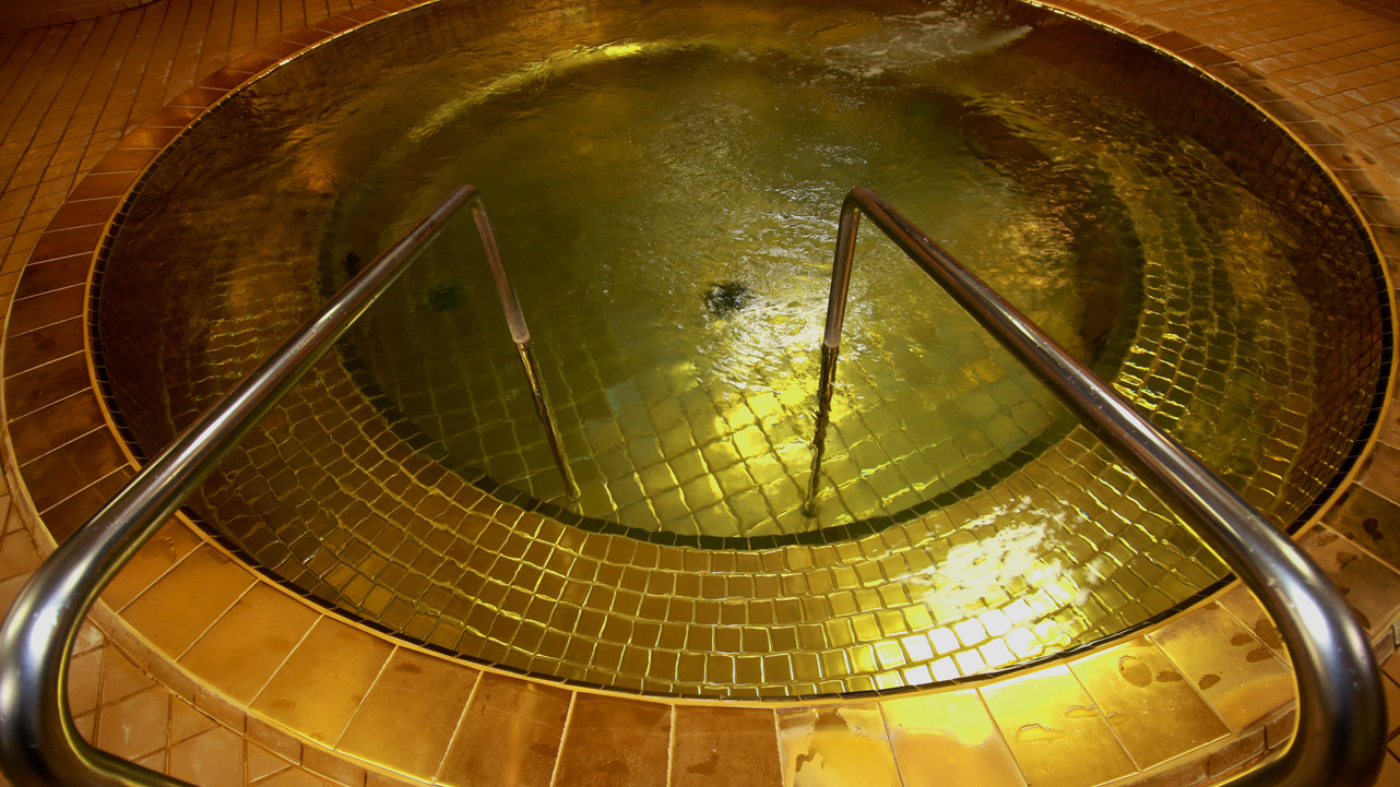 むかし金鉱山があった名残で金を豊富に使った黄金風呂が出来ました