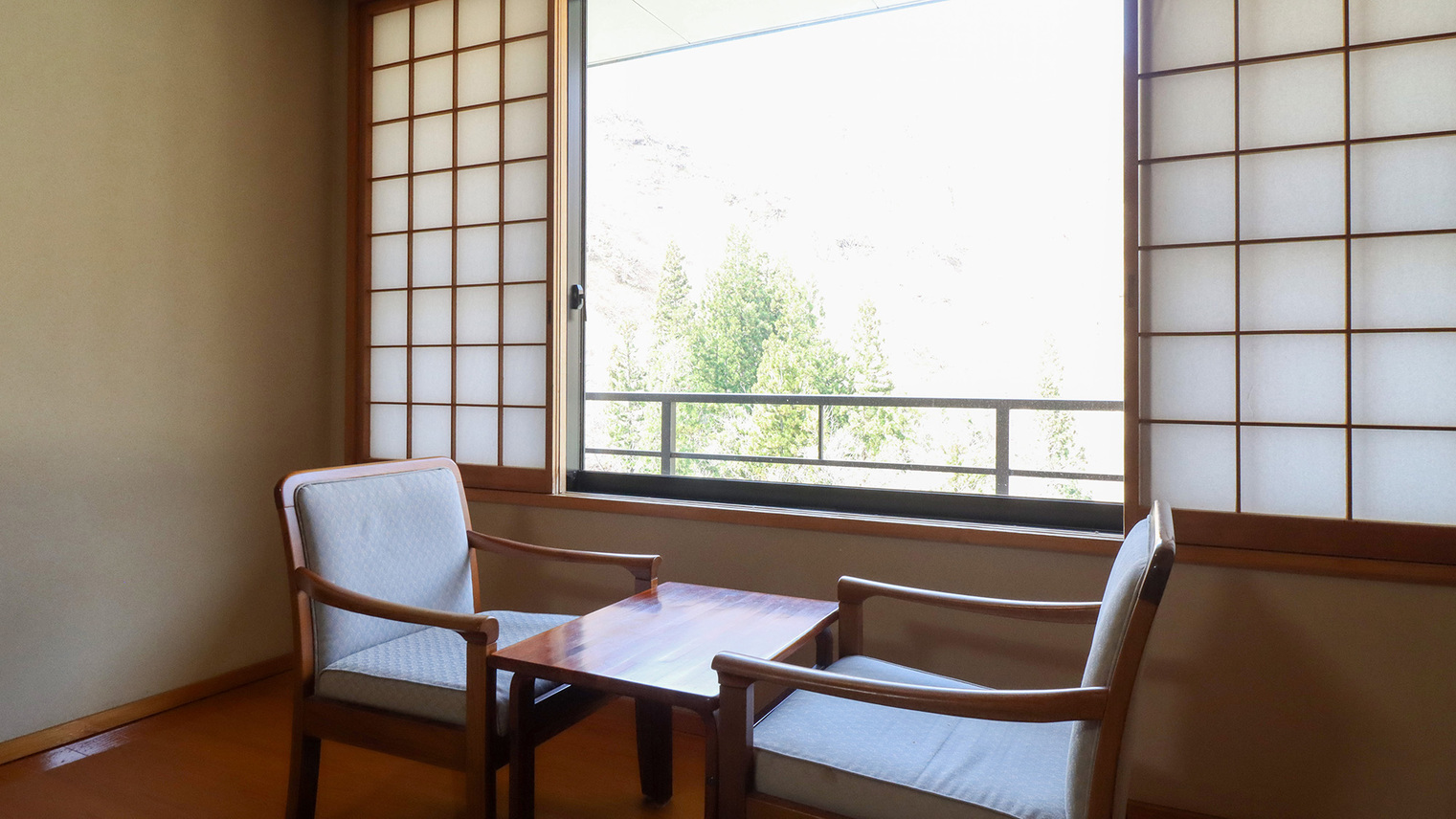 #和室8畳T付大きな窓から眺める大自然。旅の疲れを癒してくれます。