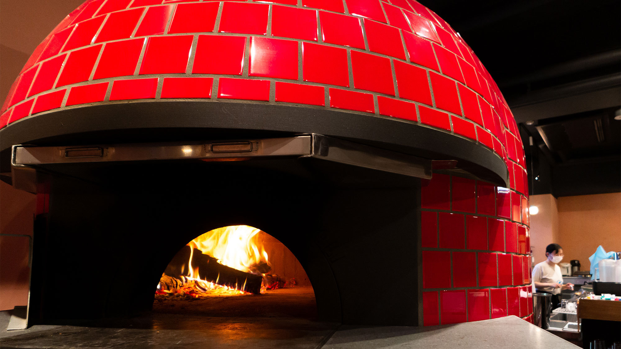 ランチ/ディナータイム薪窯で焼いたピッツァは中ふわ外カリッ。500℃の高温で一気に焼き上げます