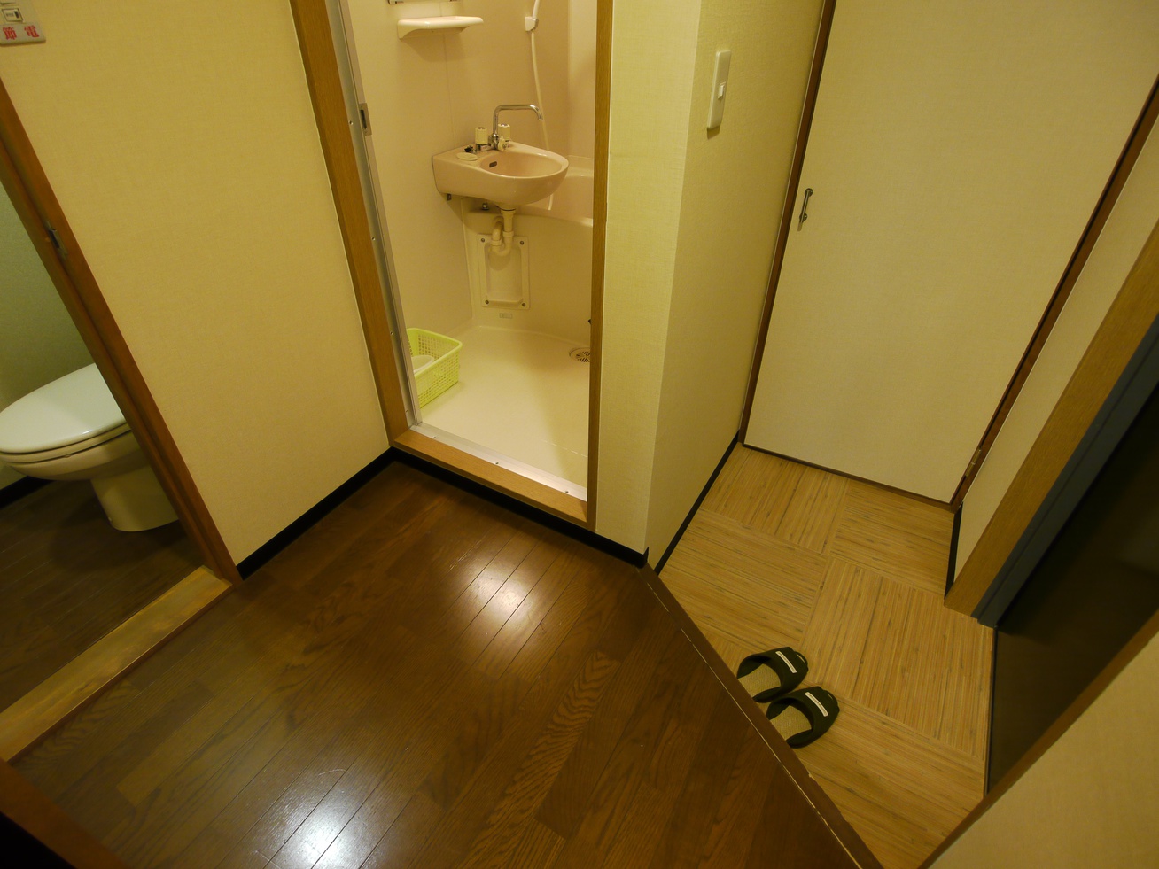 【個室の廊下】バス・トイレ付きの個室は、バスとトイレがセパレートです♪