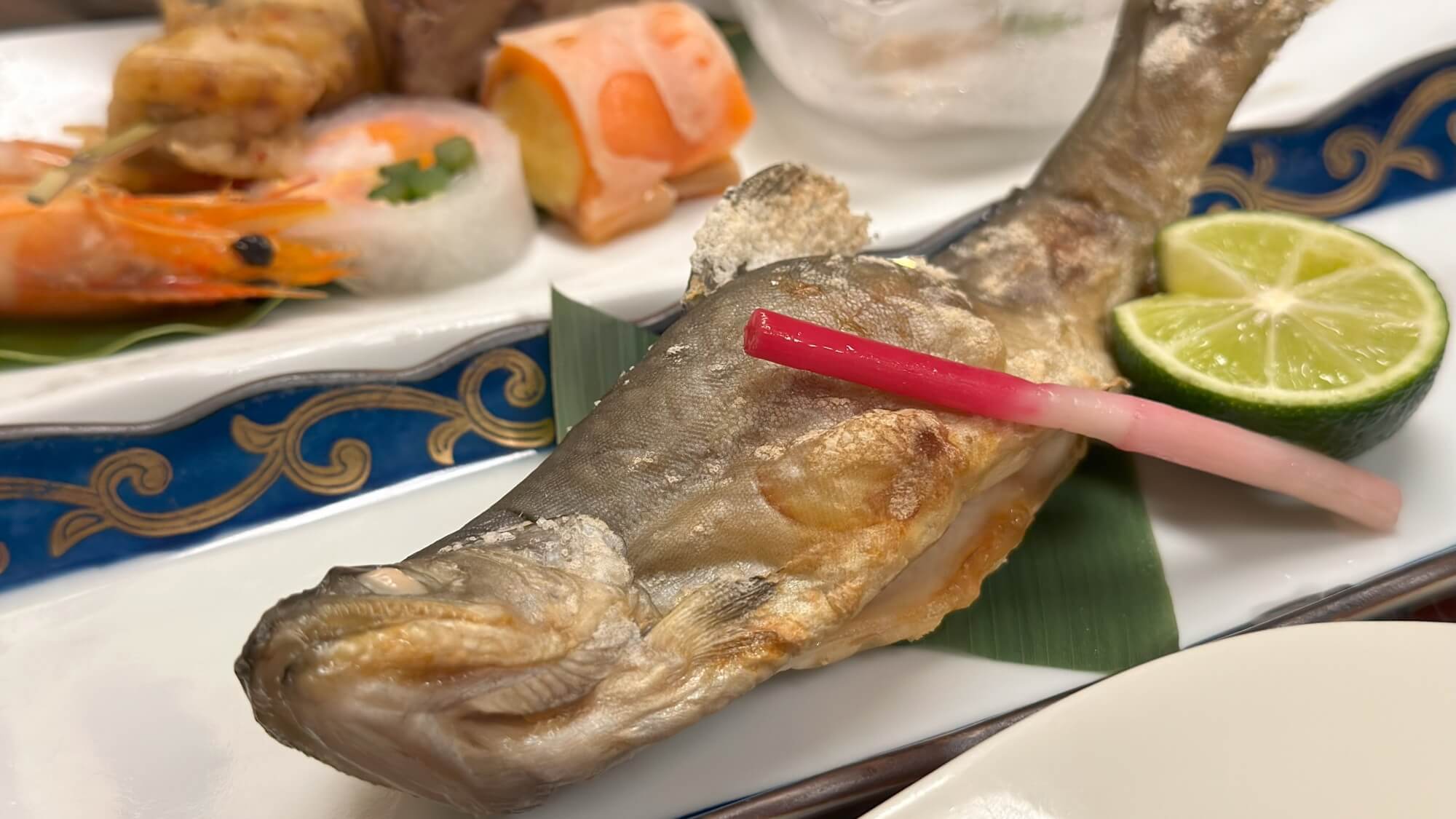 夕食『松会席』一例（岩魚塩焼き・あしらえ）