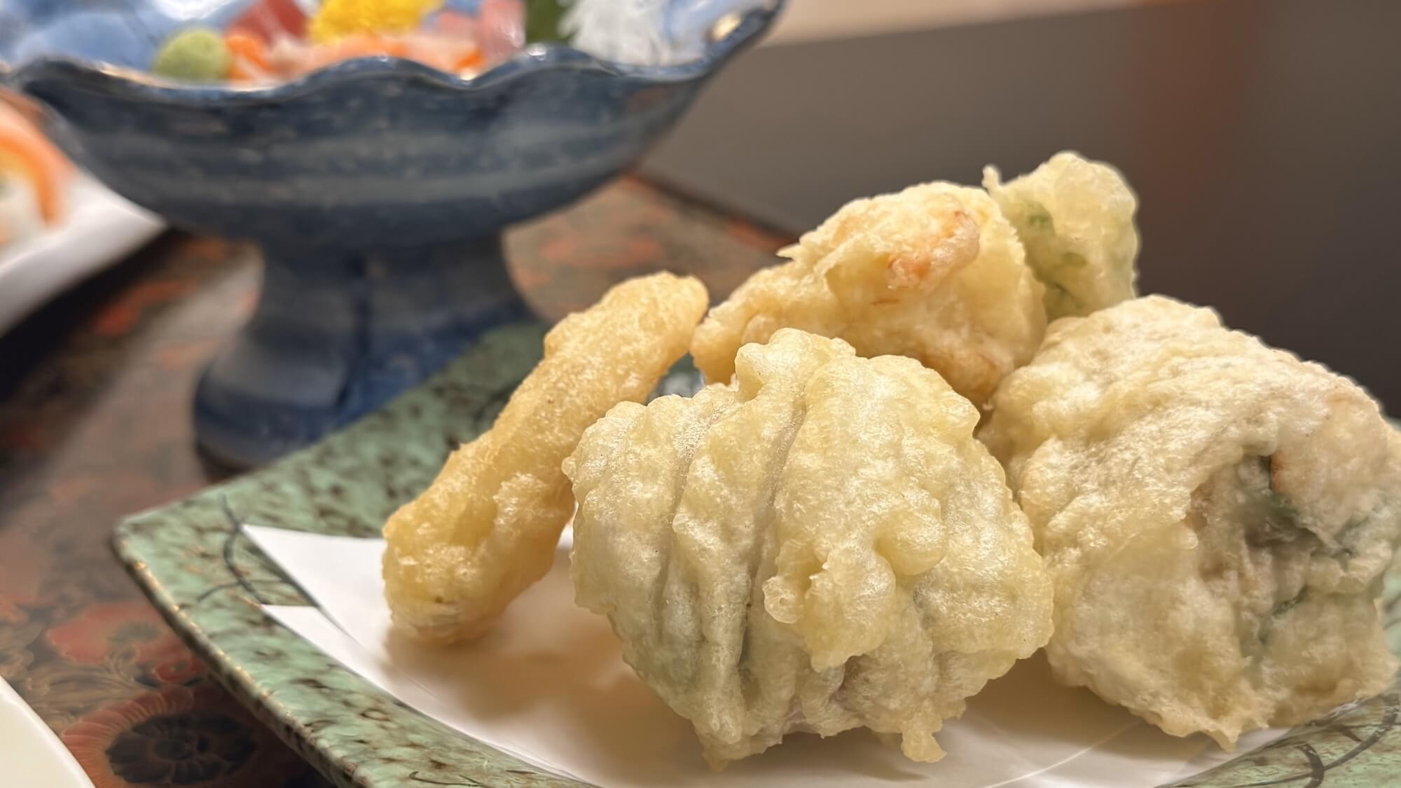 夕食『松会席』一例（揚物：海老包み揚げ・夏野菜天・抹茶塩）