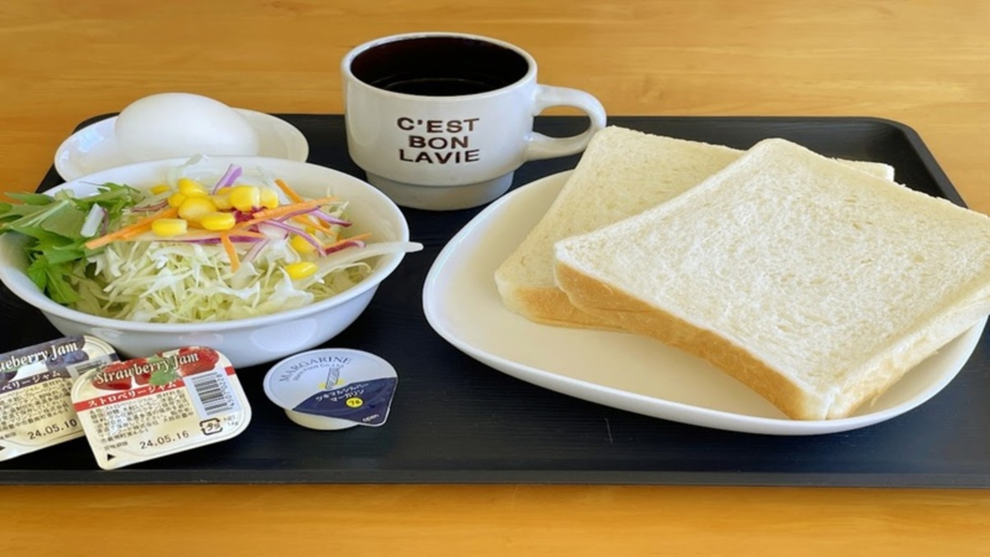 【無料軽朝食】盛り付け例パンコーヒーサラダゆで卵等