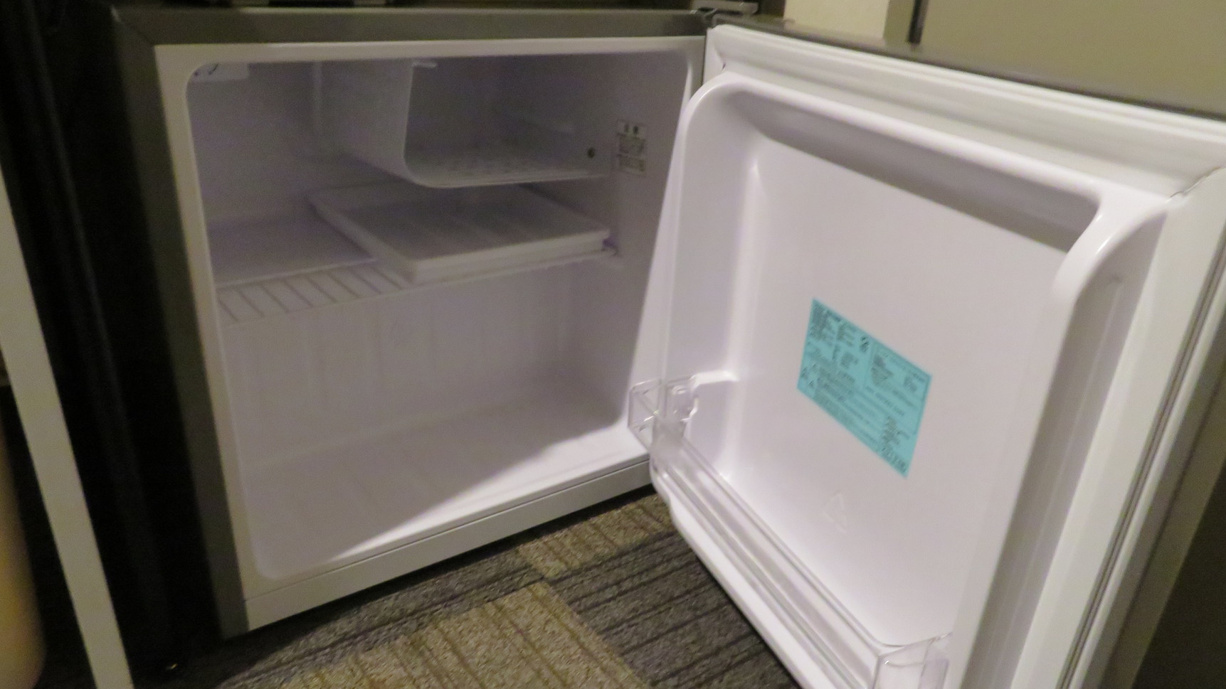 【冷蔵庫】洋室冷凍庫付ペルチェ式冷蔵庫を処分し、すべてコンプレッサー直冷式に入れ替えました。