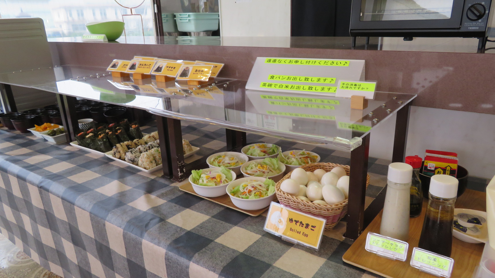 【無料軽朝食】セルフサービスです。朝6時30分から9時まで。持ち出しはできませんが持ち込みは可能です