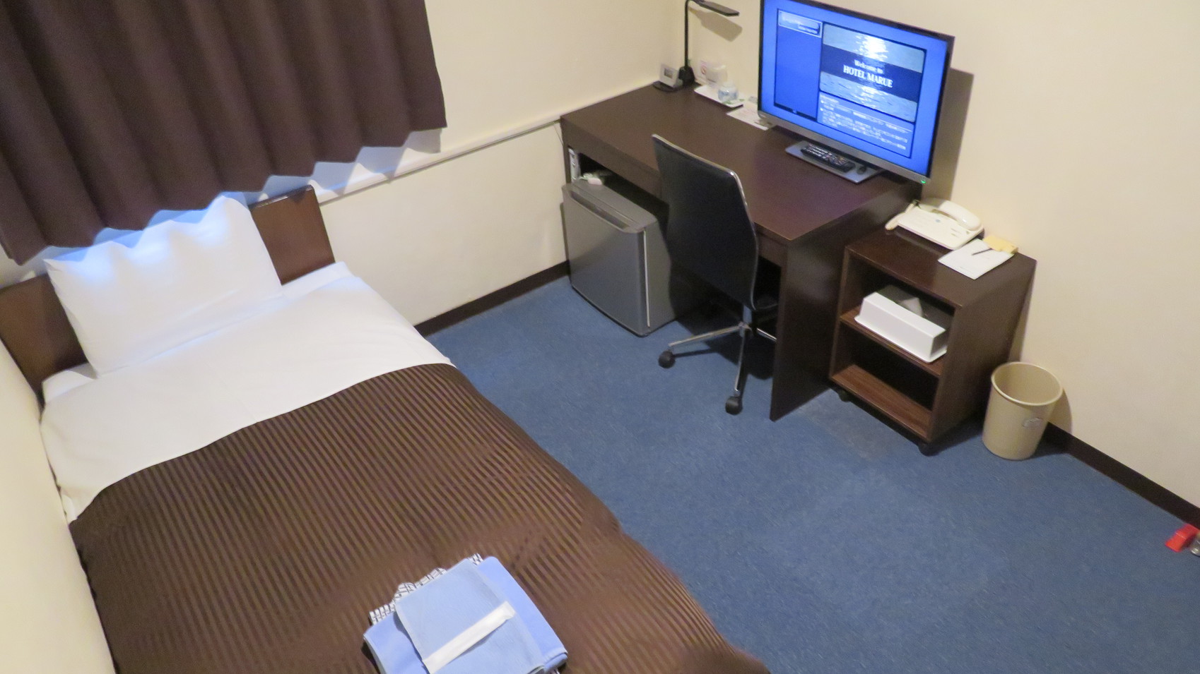 【アウトバスシングルA】少し広めのお部屋です。お荷物の多い長期滞在のお客様に多く利用いただいています