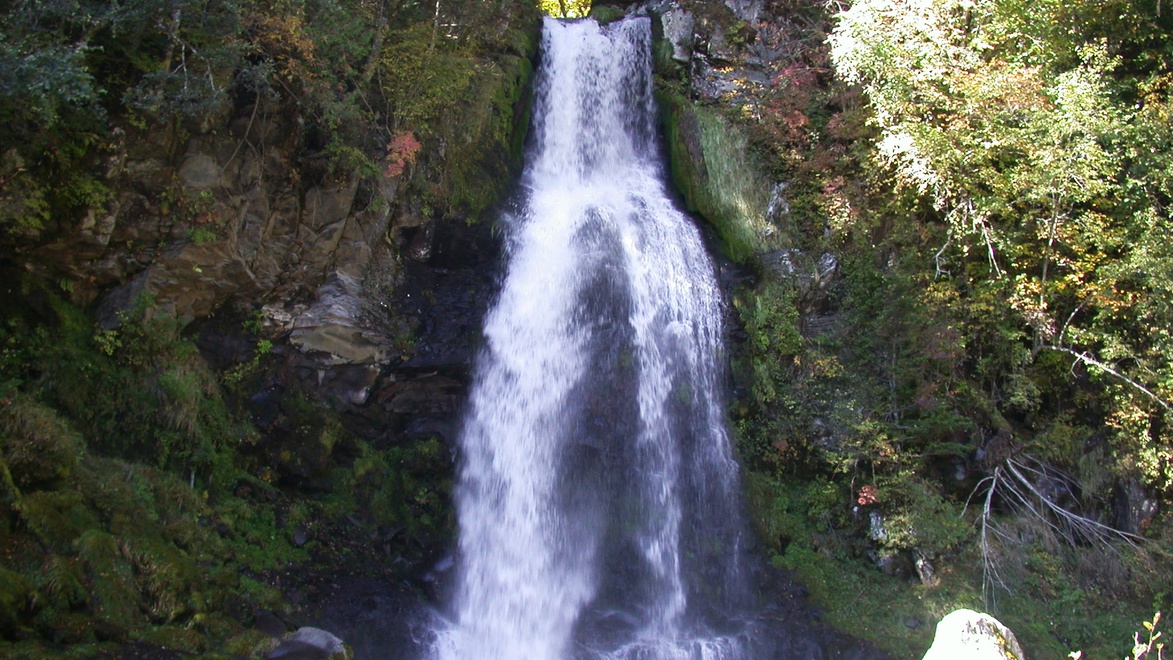 *[近隣風景／尾ノ島の滝]遊基地から車5分＋遊歩道徒歩5分。落差30m、滝壺まで行ける勇壮な滝です。