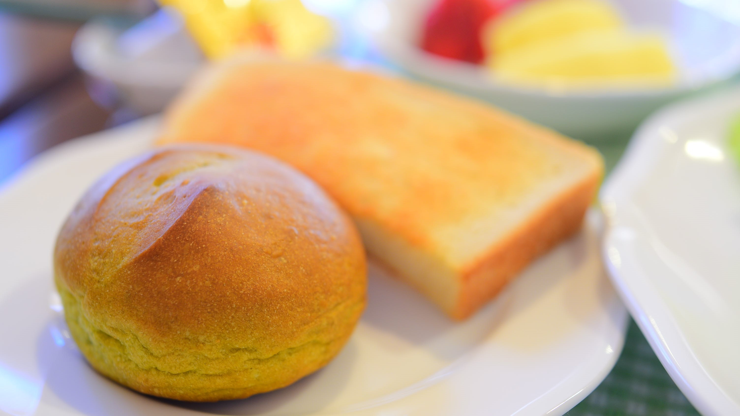 *[朝食一例]ホカホカ焼き立てが嬉しい抹茶パン。パンは自家製&日替わりでご用意 