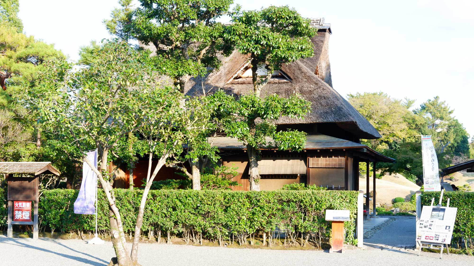 【水前寺成趣園／古今伝授の間】当宿から徒歩3分。茅葺き屋根の歴史ある熊本県指定重要文化財です。