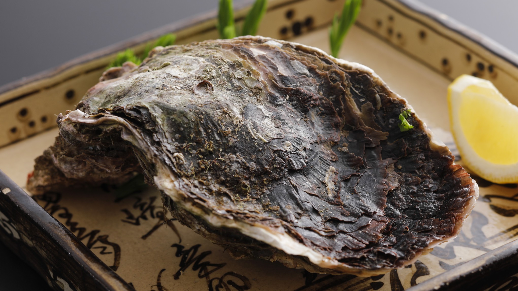 【夏のお料理】夏が旬の岩牡蠣を焼き牡蠣で食す！（一例）