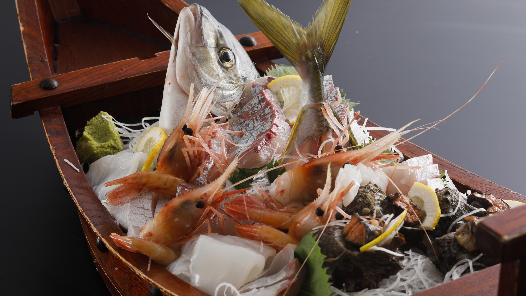 【通年】新鮮な丹後の魚介類をふんだんに使用した、舟盛り（一例）