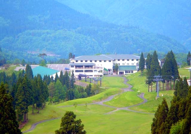 ゴルフ場よりホテルを望む