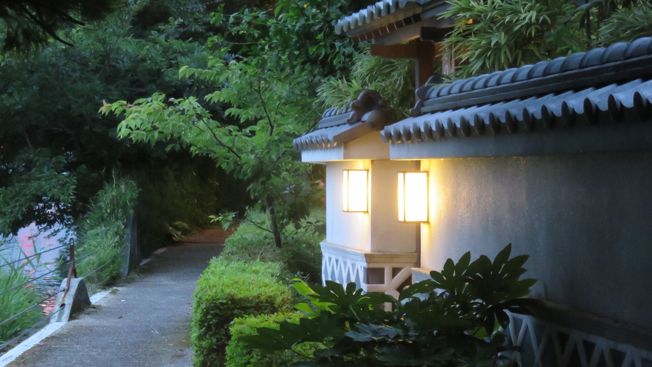 遊歩道口茜門（御宿しんしま）夜