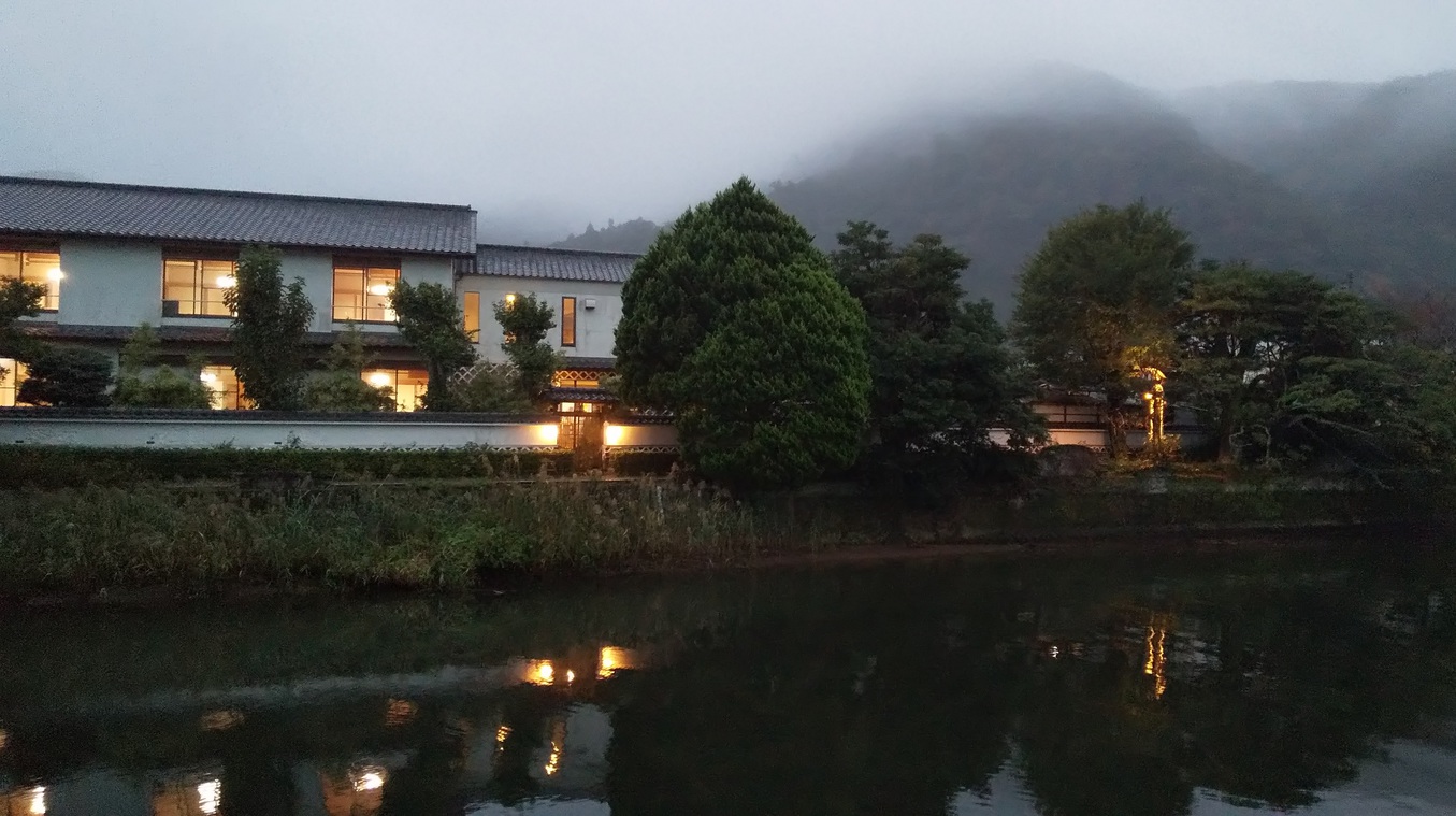 御宿しんしま那賀川沿い霧夕暮れ