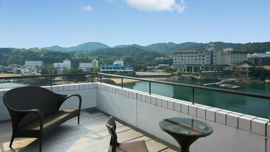 温泉露天風呂付オーシャンスパテラスルーム島花最上階からの眺望をお楽しみ下さいませ