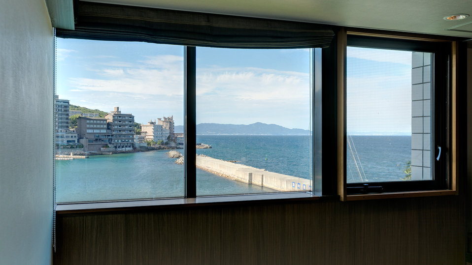 ファミリーグランデ二方向に配した窓からは紀淡海峡を望む景色をの楽しめる