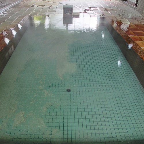 発哺温泉より引湯した天然温泉をお楽しみ下さい。(※湯量が一定しないため温泉登録はしておりません)