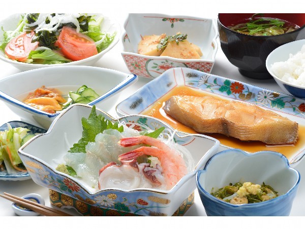 Minshuku Ishibashi Located in Hachinohe, Minshuku Ishibashi is a perfect starting point from which to explore Aomori. Both business travelers and tourists can enjoy the propertys facilities and services. Free Wi-Fi in 
