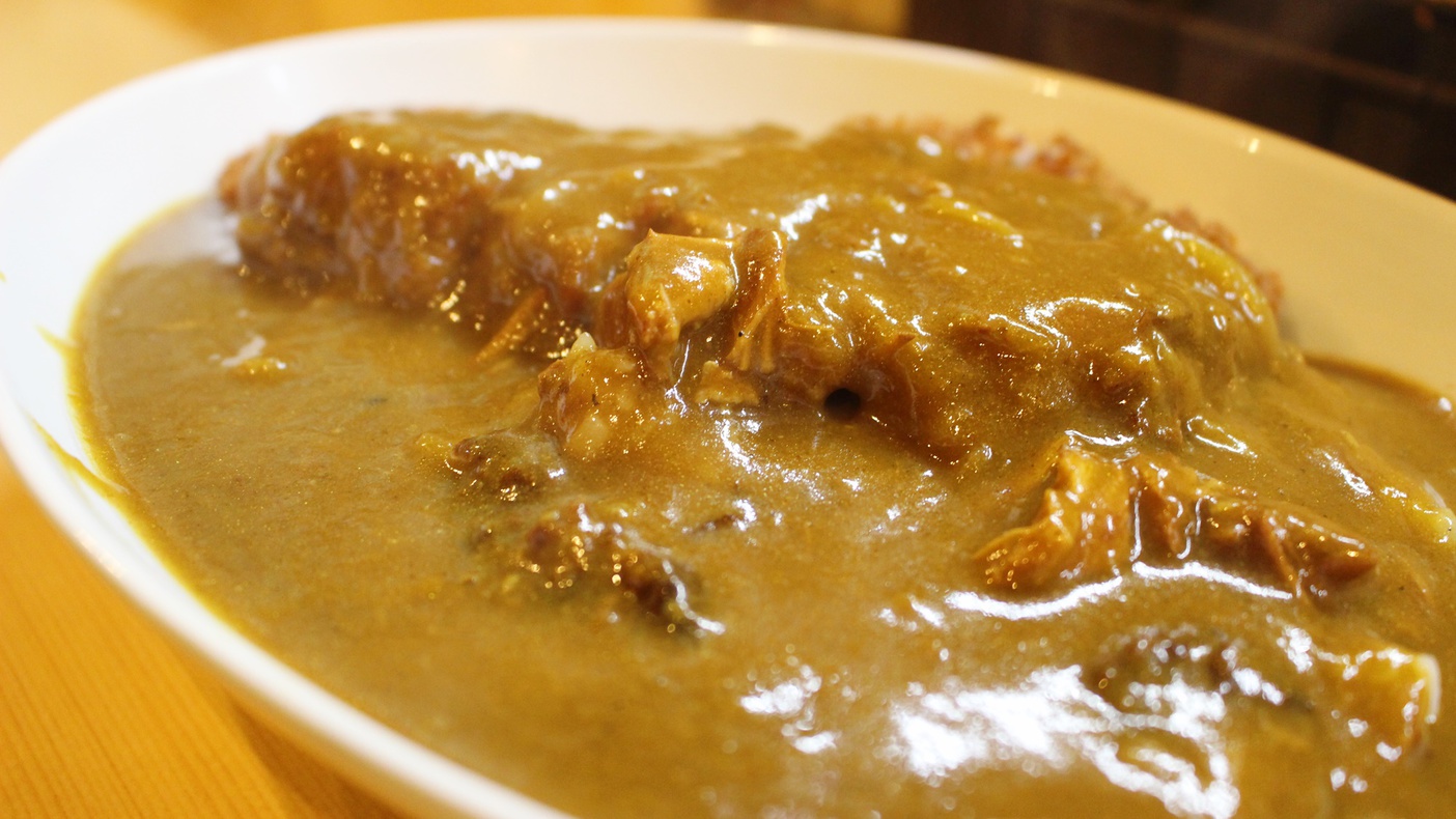 *【周辺飲食店（魚一）】ボリューム満点のカツカレーは懐かしさを感じる優しいお味。