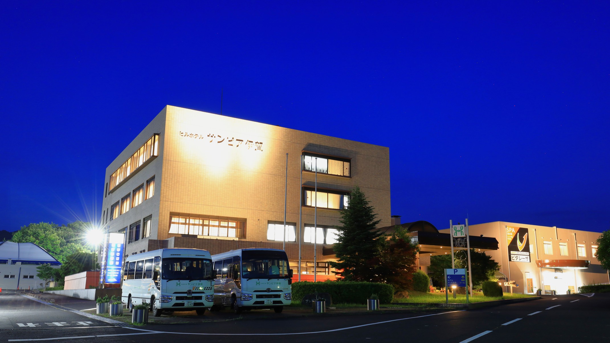 サンピア伊賀外観（夜）