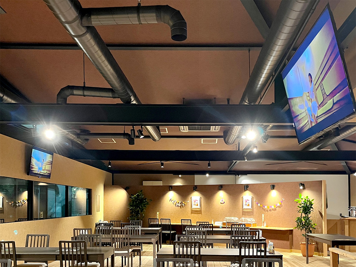ウッドデッキレストラン「ステーキ&BBQグリルテラス」には大型テレビ設置。全席から死角なし。