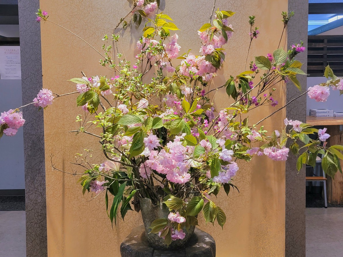レストランの入り口には当ホテルスタッフが生けた季節のお花がお出迎え