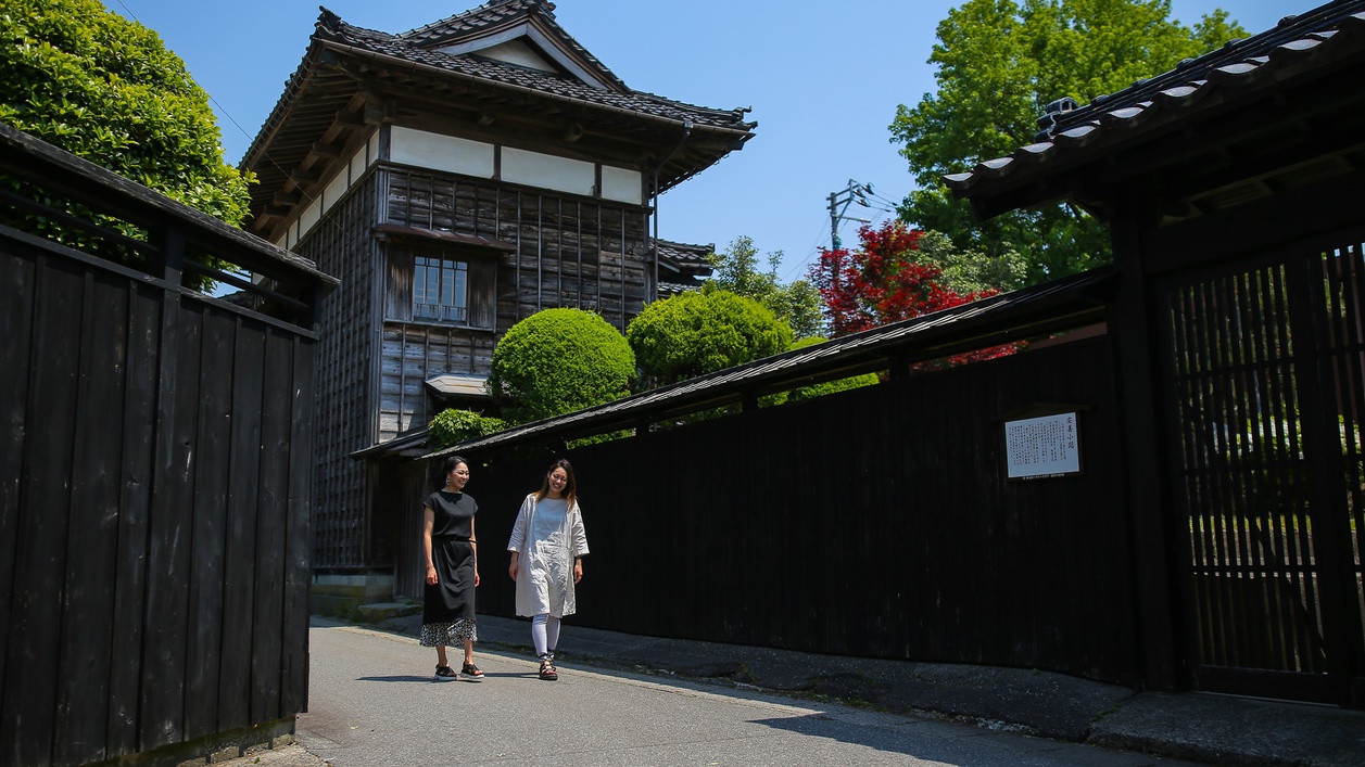 *周辺／黒塀通り（安善小路）城下町の風情が漂う小路。歴史と趣が感じられます。