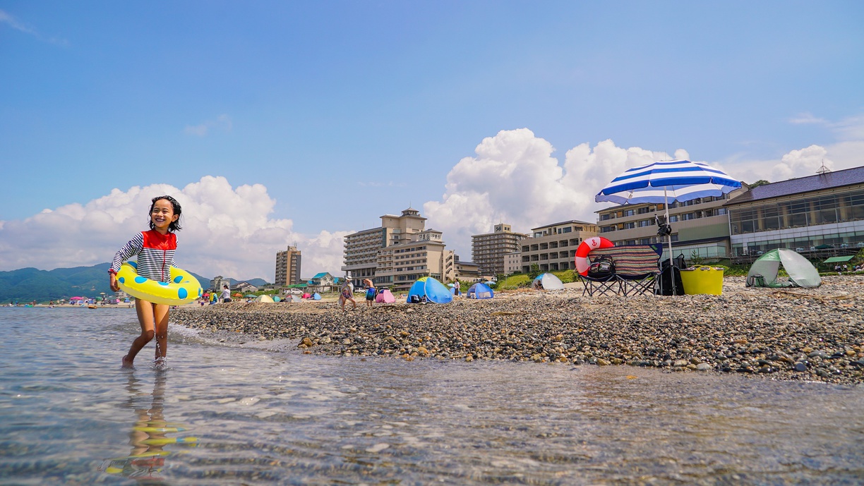 *周辺／瀬波温泉海水浴場当館より徒歩5分♪水着に着替えて歩いていくことができます