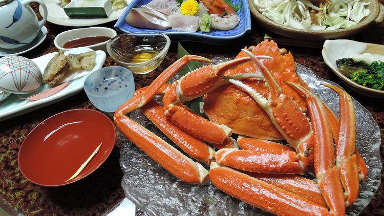 *【夕食一例／姿カニ】繊細で濃厚な味わいが特徴のズワイガニをたっぷりとどうぞ！