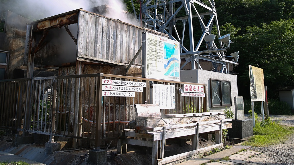 *周辺／噴湯公園湯けむりの上がる源泉井戸は温泉街のシンボルです