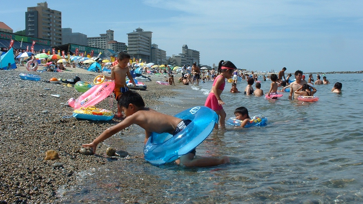 *周辺／瀬波温泉海水浴場夏は海水浴で大賑わい！当館より海岸は徒歩5分で便利な立地