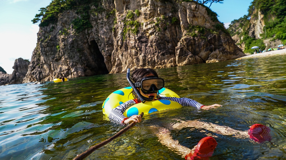 *周辺／笹川流れ眼鏡岩夏場の水場遊びにも人気のスポット！青い海と岩場をレッツ探検