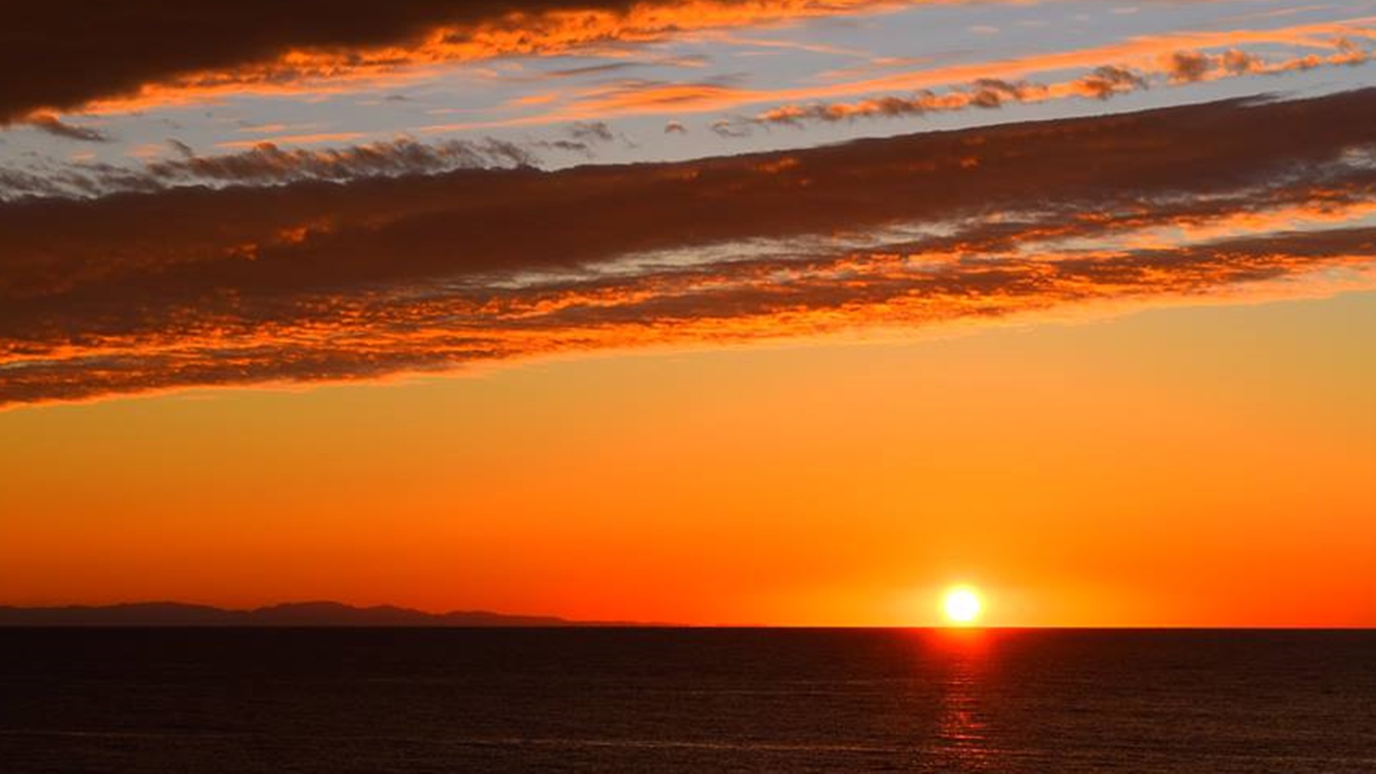 *周辺／瀬波海岸夕日が少しずつ壮大な地平線に消えてゆく光景は圧巻