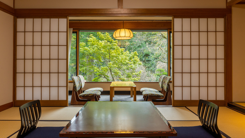 【池の棟】庭園側・山月園正面「池泉の間」（和室10畳+広縁）