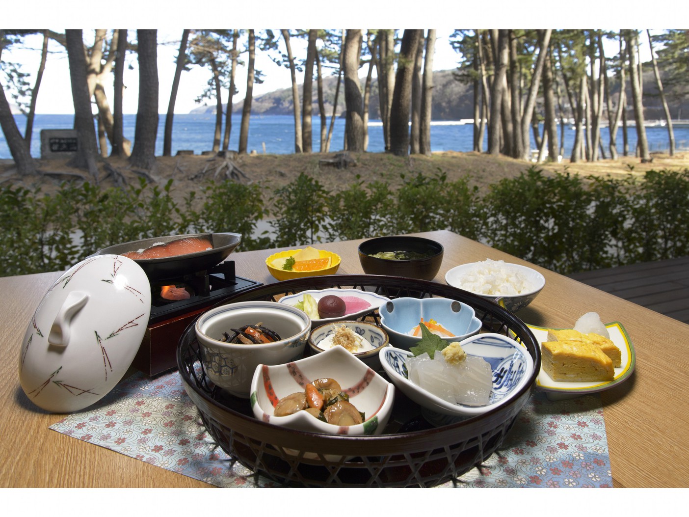 海を眺めながらの朝食