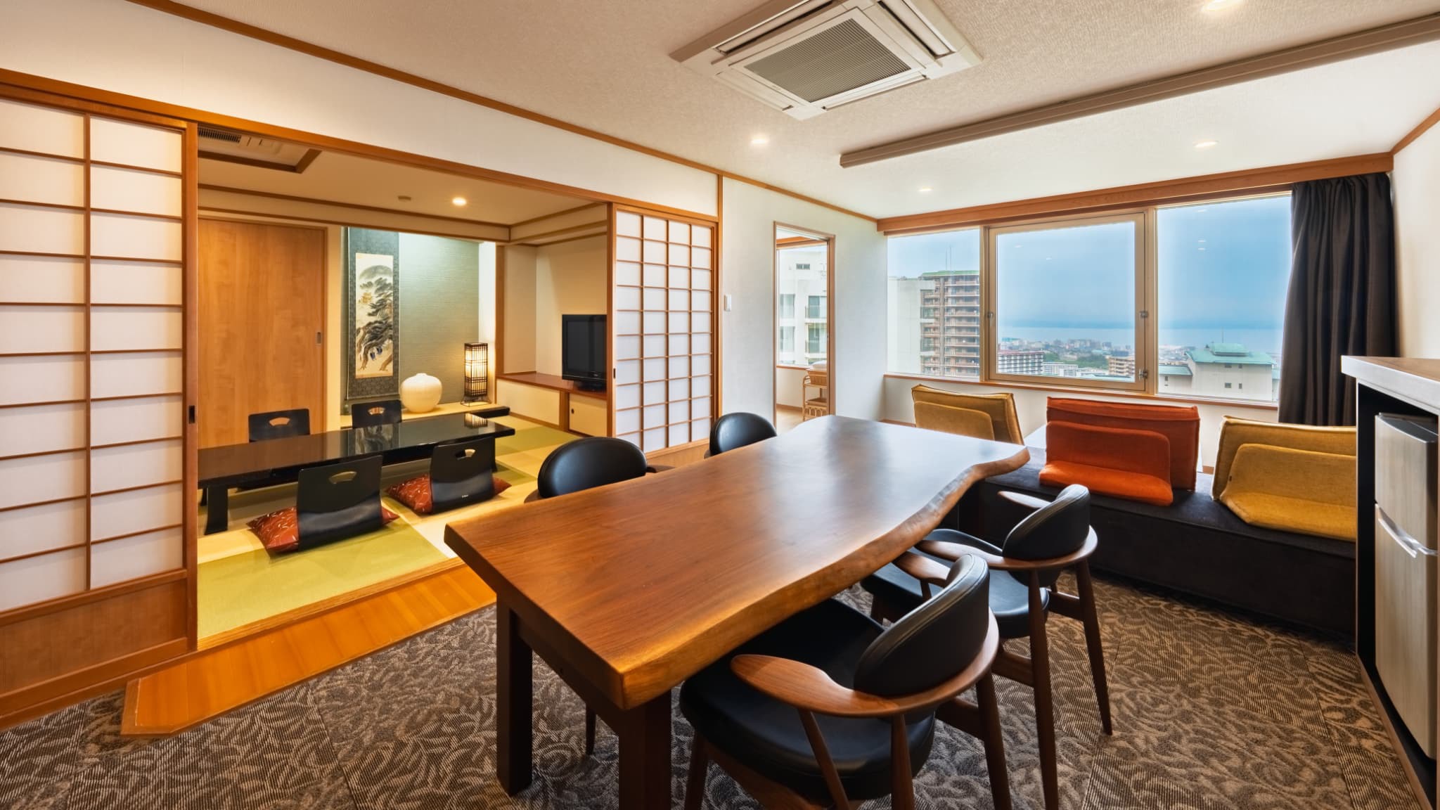 【デラックスファミリールーム／75㎡】最上階から別府の街並みと別府湾を一望できます。