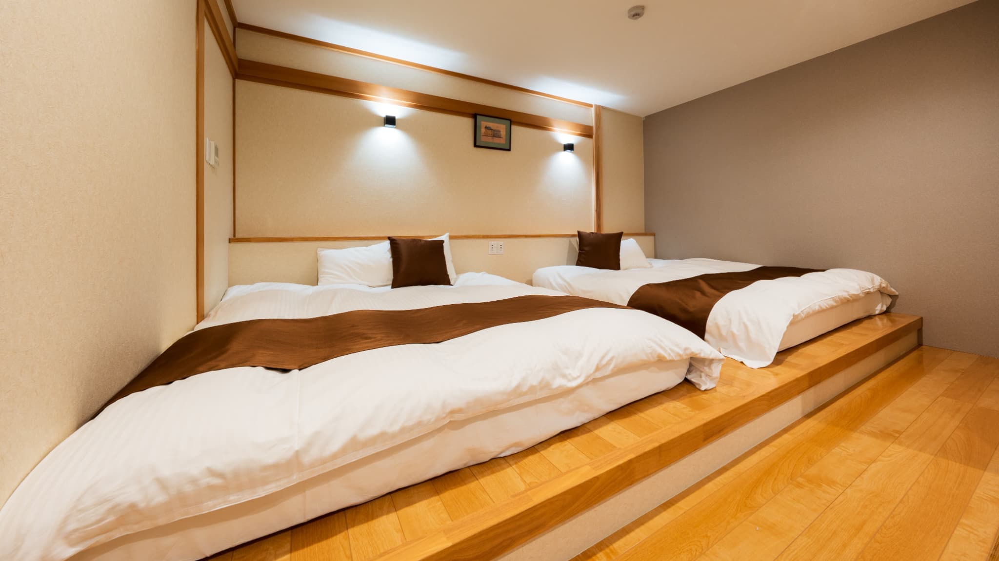 【デラックスファミリールーム／75㎡】クイーンローベッド2台を設えた洋室と和室10畳の和洋室。