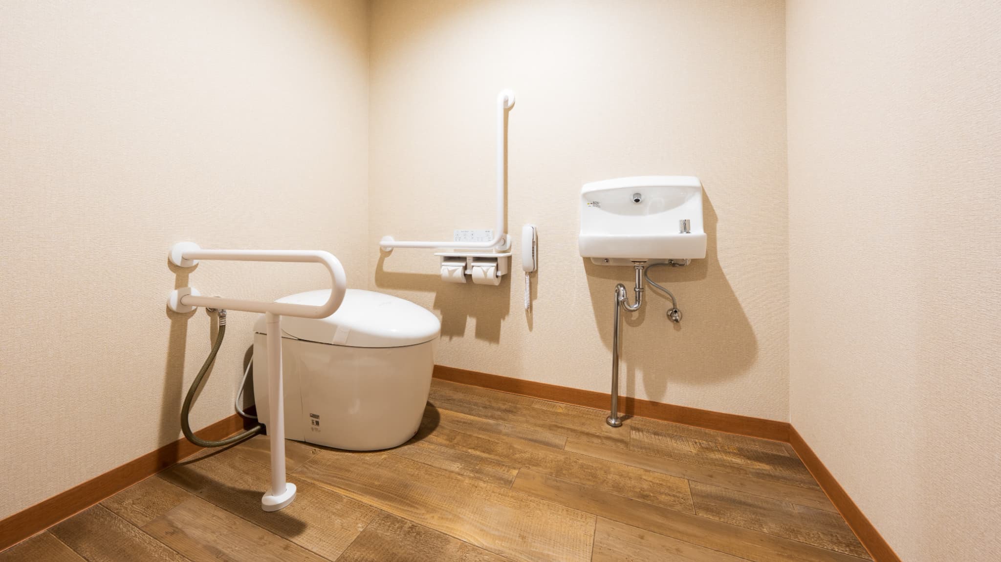 【デラックスファミリールーム／75㎡】トイレはバリアフリー対応です。