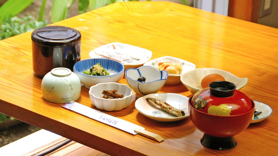 *日替わり和定食をご提供（ご飯/みそ汁/いわし甘露煮/和え物/ひじきなど…;）