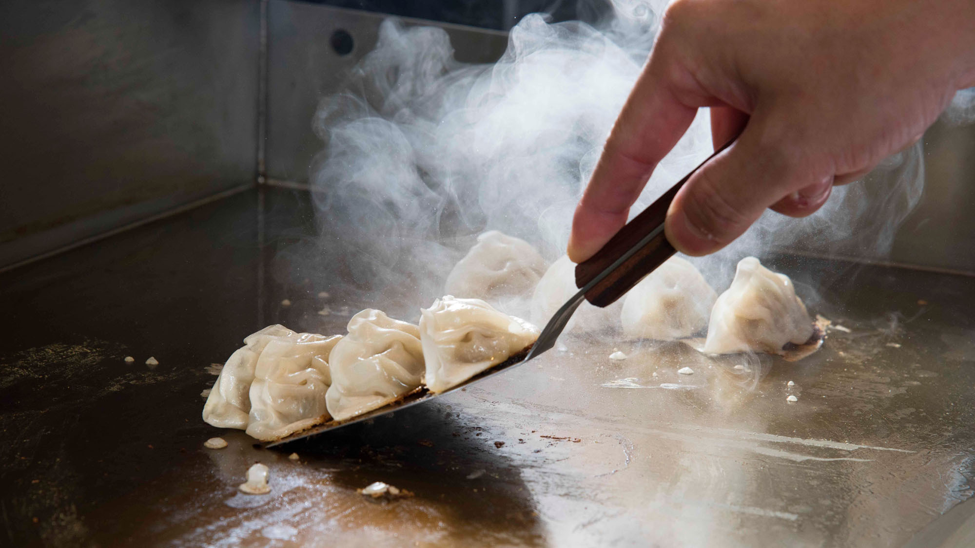 【アネックス】アツアツの餃子をお召し上がりください