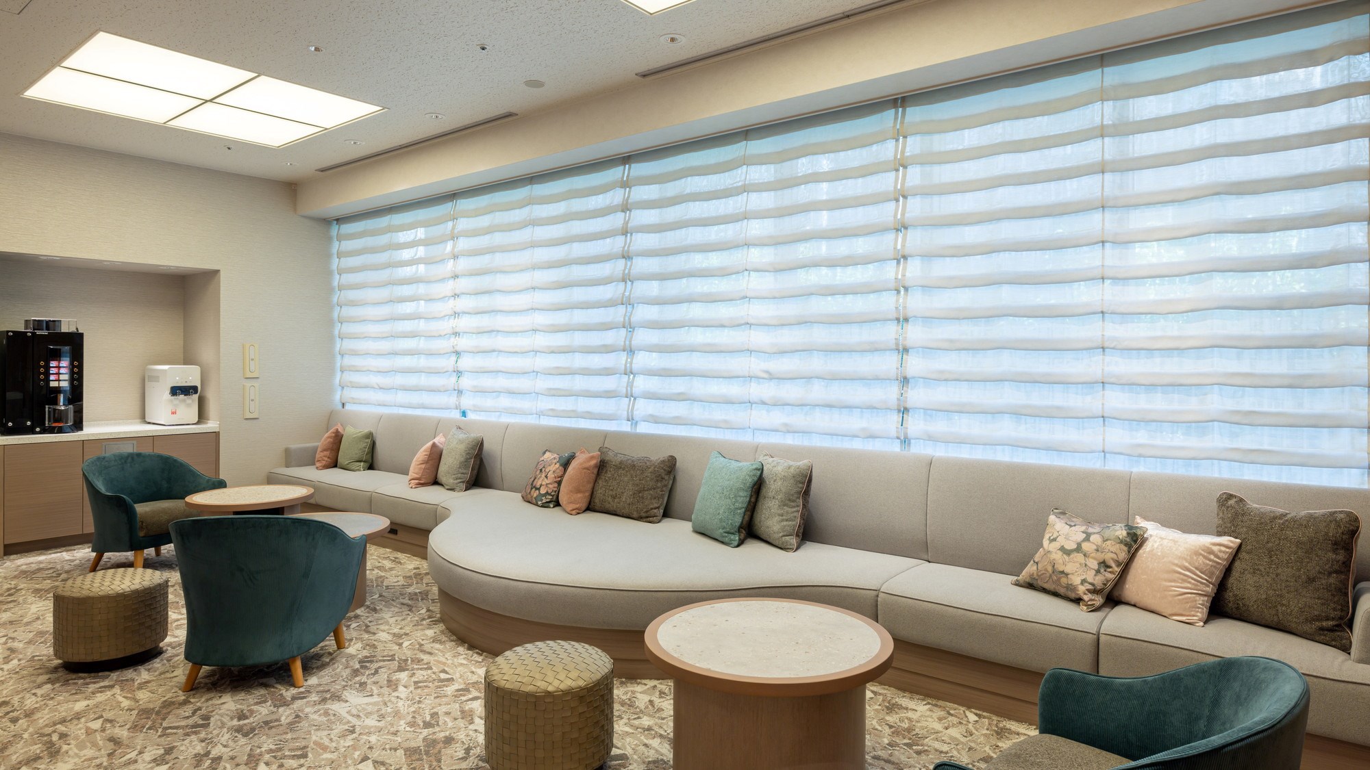 6時から23時までコーヒーマシンによるドリンクサービスを行っています